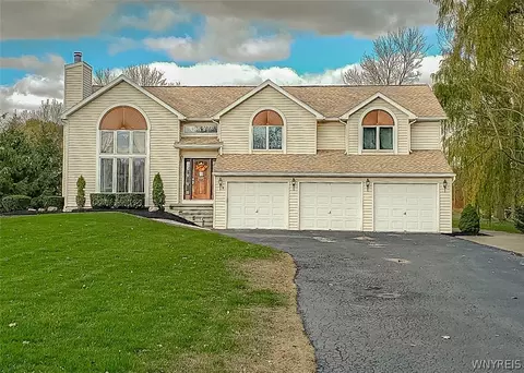 5507 Oakwood Dr, Pendleton, NY 14120