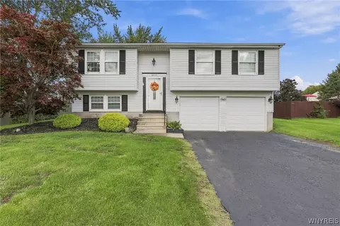 6593 Royal Pkwy S, Lockport, NY 14094