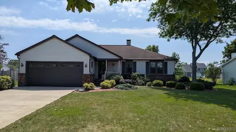 36 Pheasant Run Ln, Lancaster, NY 14086
