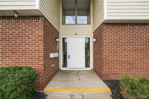 9 Southcreek Ct #B, East Amherst, NY 14051