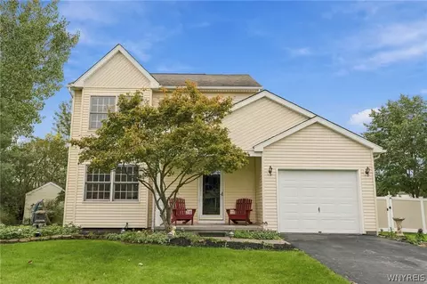 6546 Amy Ln, Lockport, NY 14094
