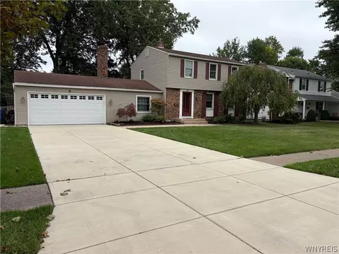 70 Candlewood Ln, Amherst, NY 14221