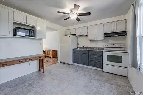 Kitchen - 2392 Checkered Tavern Rd, Hartland, NY 14008 photo 3 of 4
