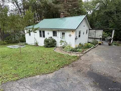7731 Zimmerman Rd, Hamburg, NY 14075