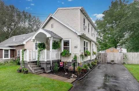 29 Wenro Pl, West Seneca, NY 14210