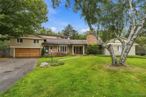 30 Brompton Cir, Amherst, NY 14221