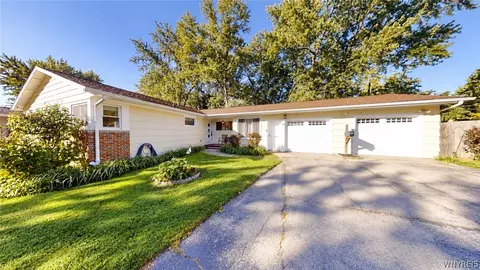 22 Meadow Stream Ct, Amherst, NY 14226