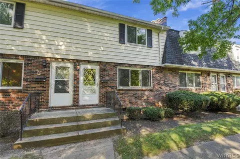 28 Stoneledge Ct, Amherst, NY 14221