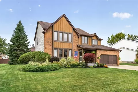 71 Pheasant Run Ln, Lancaster, NY 14086