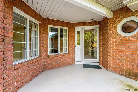 30 Hampton Hill Dr, Amherst, NY 14221