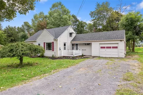 7316 Rochester Rd, Lockport, NY 14094