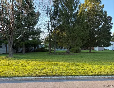 374 Woodward Cres, West Seneca, NY 14224