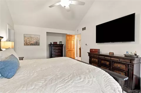 Bedroom - 7279 Ridgeview Dr W, Pendleton, NY 14120 photo 2 of 10