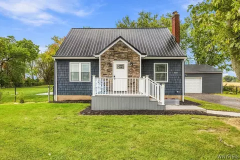 1752 Saunders Settlement Rd, Niagara Falls, NY 14304