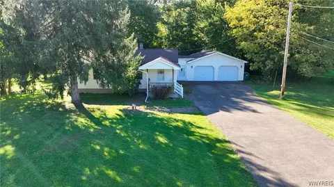 670 N Blossom Rd, Elma, NY 14059
