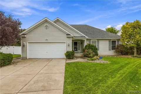 175 Pin Oak Cir, Grand Island, NY 14072