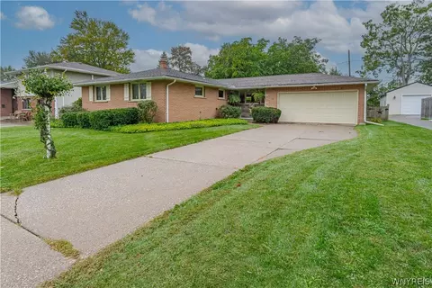 14 Woodbury Dr, Lockport, NY 14094