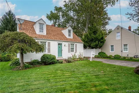 8512 Frontier Ave, Niagara Falls, NY 14304