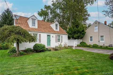 8512 Frontier Ave, Niagara Falls, NY 14304