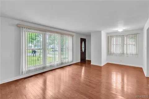 Living - 39 Mapleview Dr, Amherst, NY 14226 photo 4 of 4
