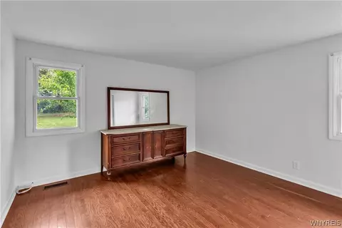 Bedroom - 39 Mapleview Dr, Amherst, NY 14226 photo 7 of 10