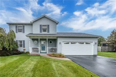 5609 Angela Dr, Lockport, NY 14094