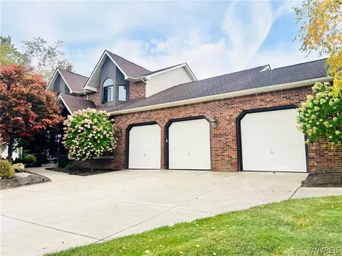 5470 Country Club Ln, Hamburg, NY 14075