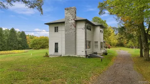 1822 Grover Rd, Aurora, NY 14052