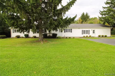 941 Akron Rd, Pembroke, NY 14036