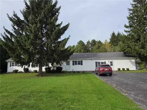 941 Akron Rd, Pembroke, NY 14036