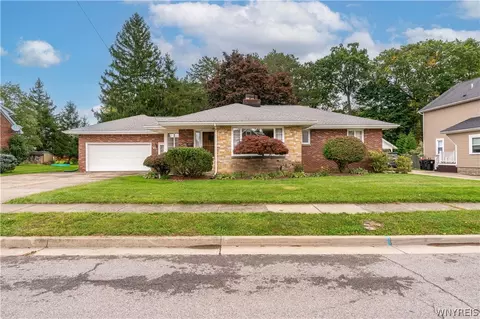 98 Woodlawn Ave, Lancaster, NY 14086