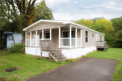 2029 Hemstreet Rd, Aurora, NY 14052