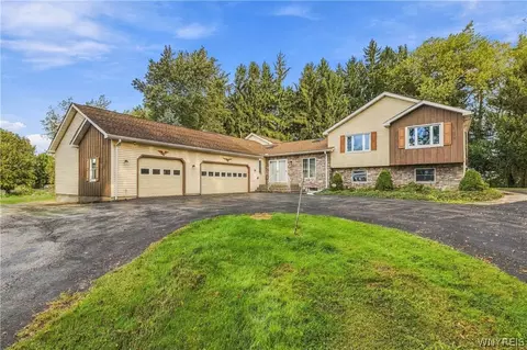 7569 Fairview Dr, Royalton, NY 14094