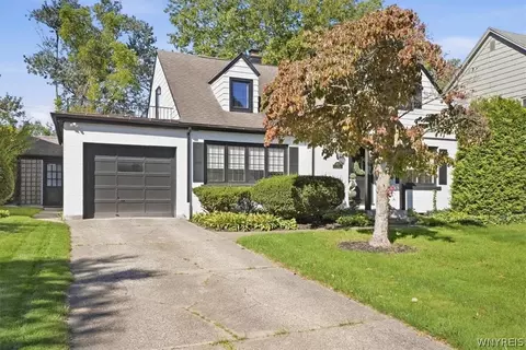 87 Lamarck Dr, Amherst, NY 14226