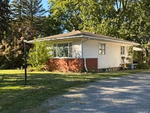 8435 Rochester Rd, Royalton, NY 14067