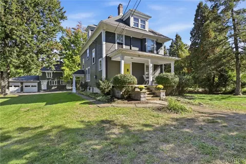 94 S Forest Rd, Amherst, NY 14221