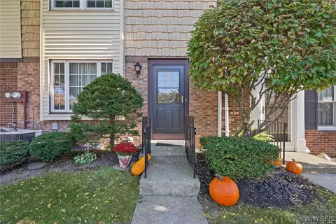 126 Stepping Stone Ln, Orchard Park, NY 14127