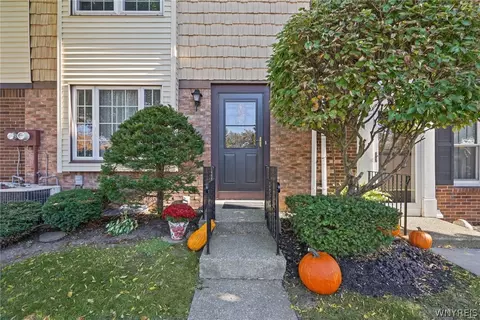 126 Stepping Stone Ln, Orchard Park, NY 14127