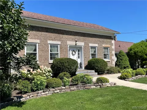 6952 Bear Ridge Rd, Pendleton, NY 14120
