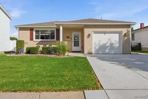 95 Caprice Dr, Cheektowaga, NY 14227