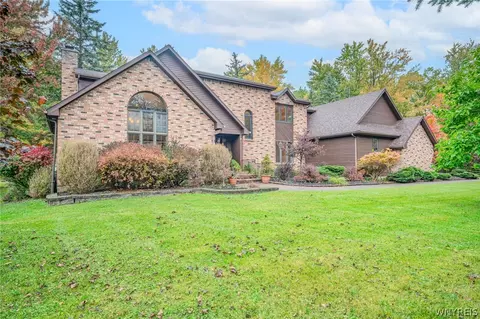 6 Willowbrook Dr, Orchard Park, NY 14127