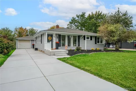 92 Mapleview Dr, Amherst, NY 14226