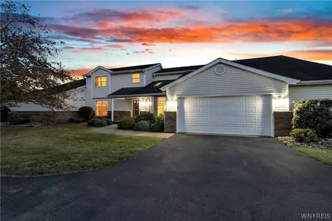 142 Southwick Dr, Orchard Park, NY 14127