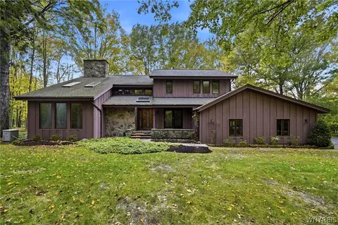 200 Carnoustie Dr, East Aurora, NY 14052