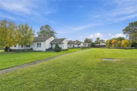 3 Redwood Dr, Cheektowaga, NY 14225