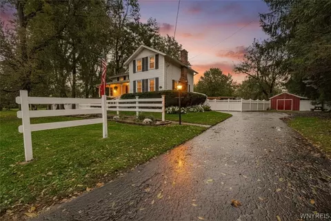 Exterior - 6913 Bear Ridge Rd, Pendleton, NY 14120 photo 2 of 13