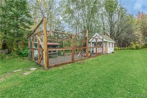 Exterior - 6913 Bear Ridge Rd, Pendleton, NY 14120 photo 13 of 13