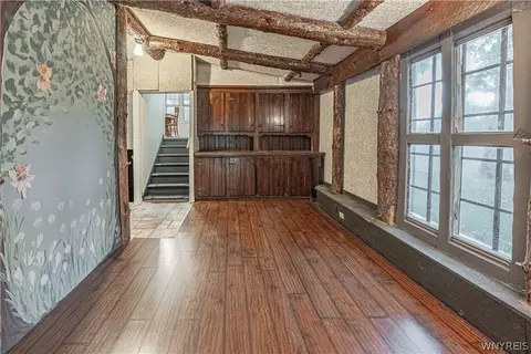 Entry Way - 6913 Bear Ridge Rd, Pendleton, NY 14120 photo 2 of 5