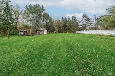 Exterior - 6913 Bear Ridge Rd, Pendleton, NY 14120 photo 12 of 13