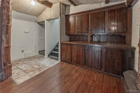 Entry Way - 6913 Bear Ridge Rd, Pendleton, NY 14120 photo 3 of 5